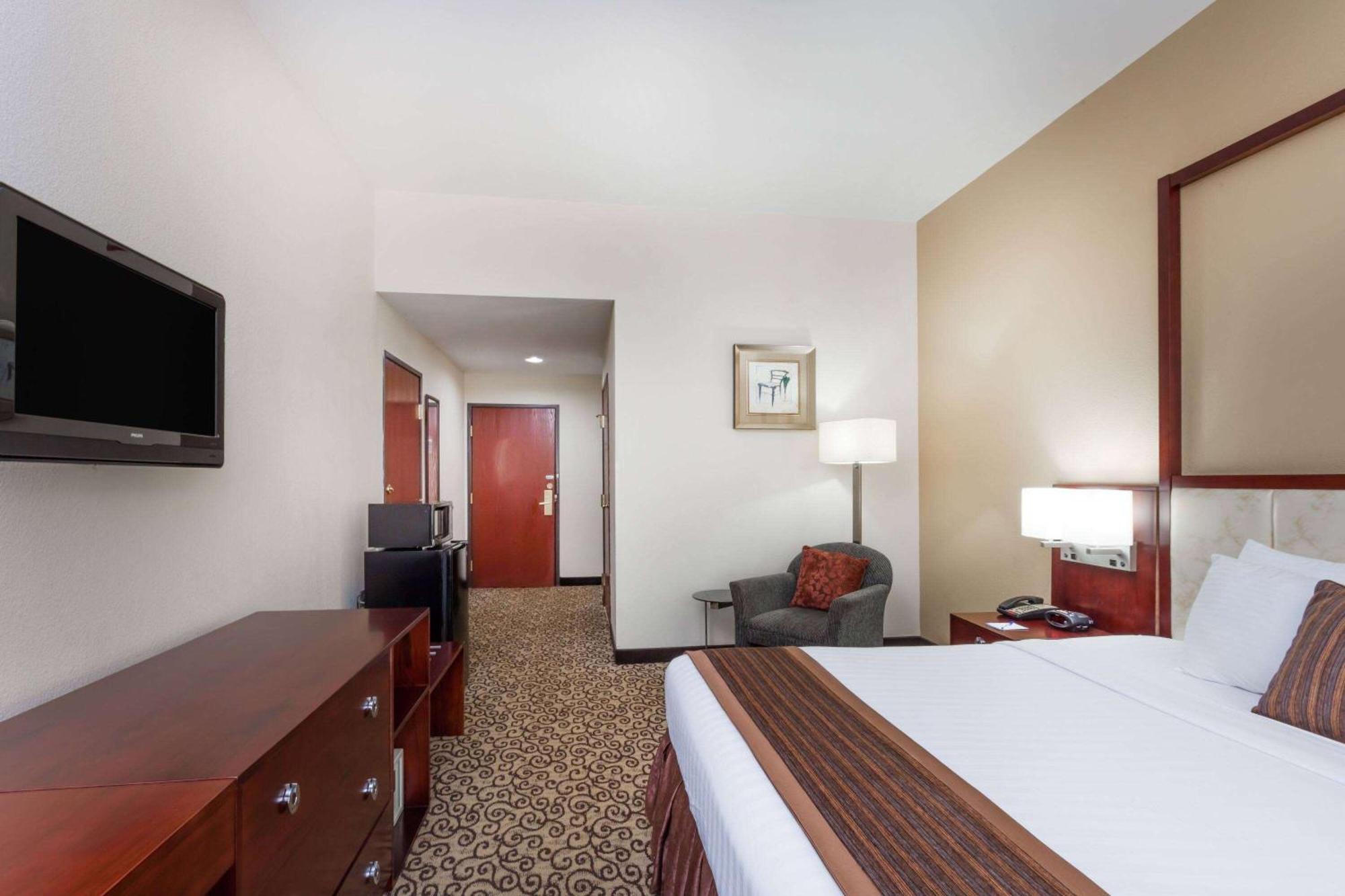 Baymont By Wyndham Columbia Fort Jackson Exterior foto