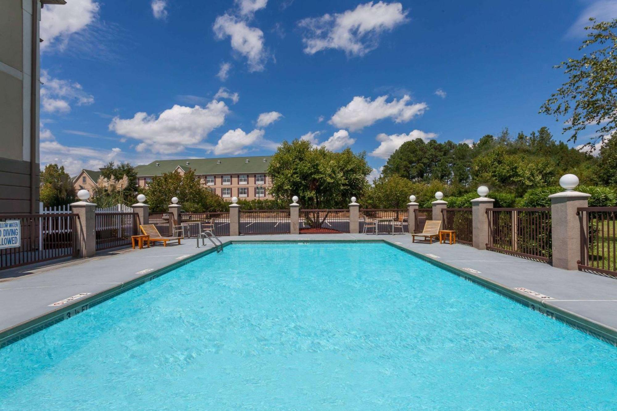 Baymont By Wyndham Columbia Fort Jackson Exterior foto